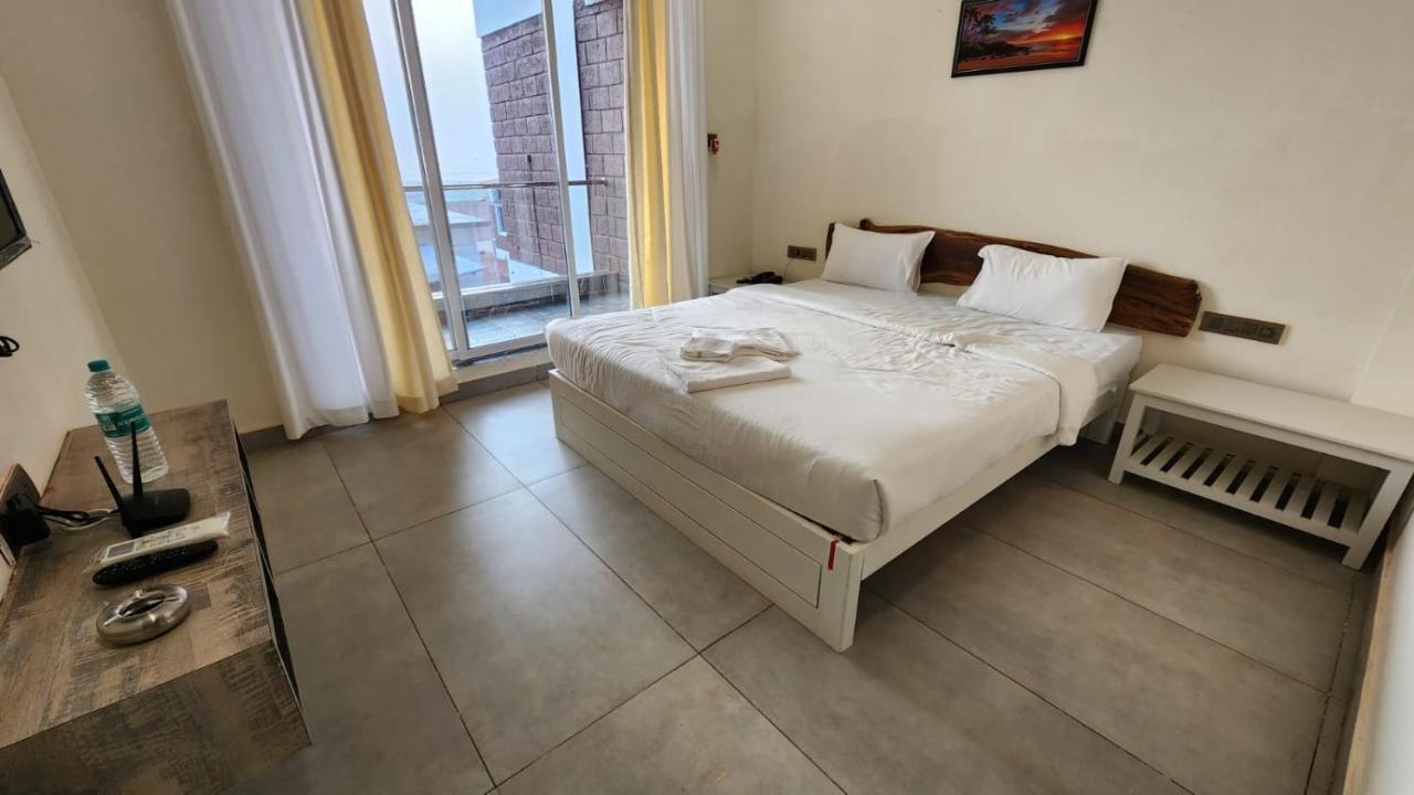 Coastal Bay Beach Resort Harnai Екстер'єр фото