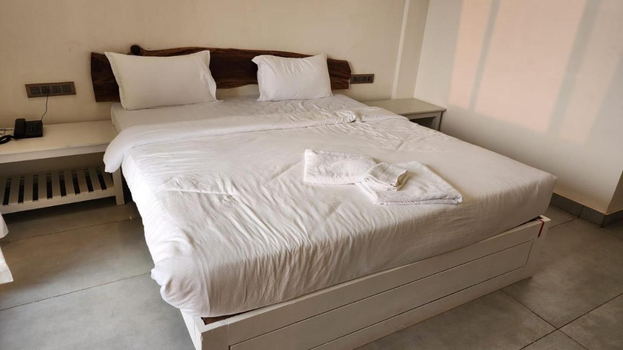 Coastal Bay Beach Resort Harnai Екстер'єр фото
