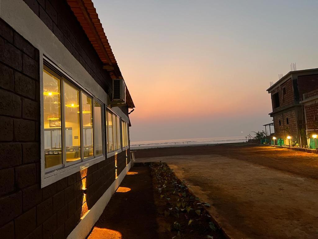 Coastal Bay Beach Resort Harnai Екстер'єр фото