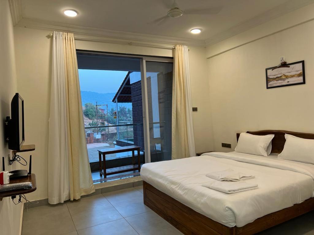 Coastal Bay Beach Resort Harnai Екстер'єр фото